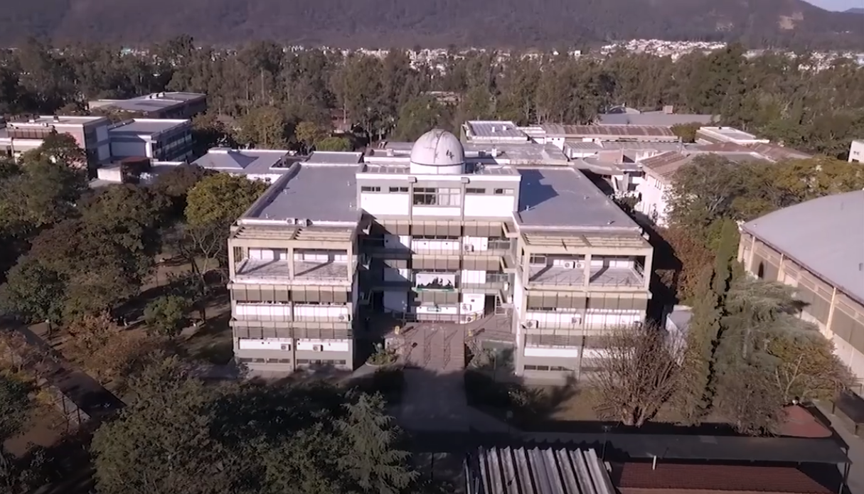 Foto del campus de la universidad vista desde arriba