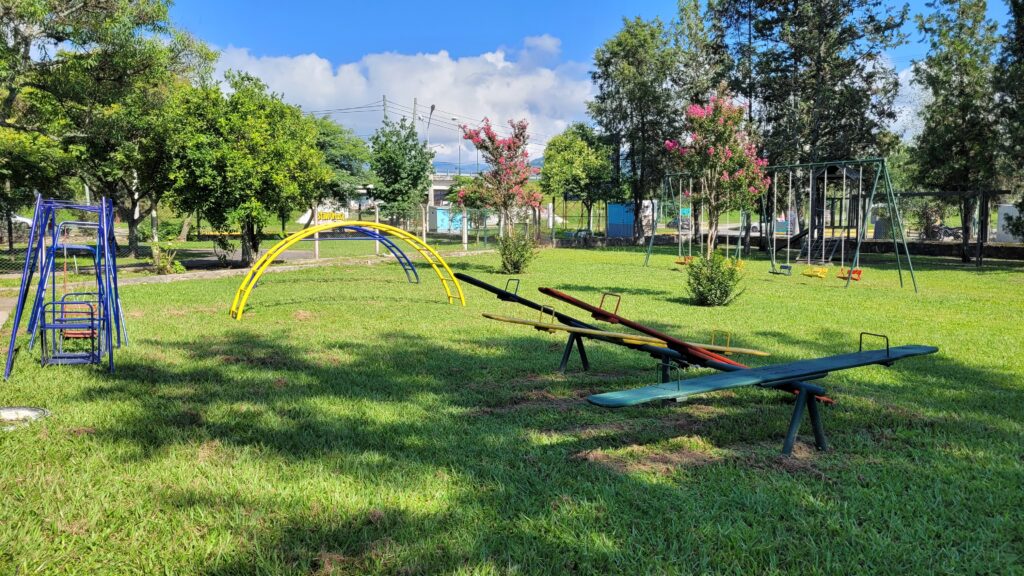 Parque con juegos infantiles