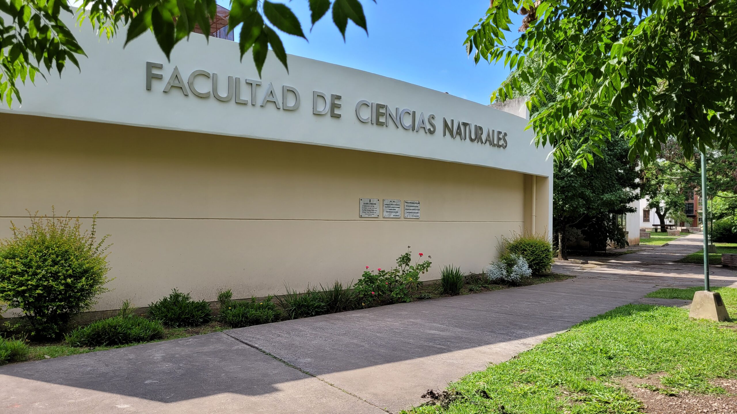 Foto frente de la facultad de cienciias naturales