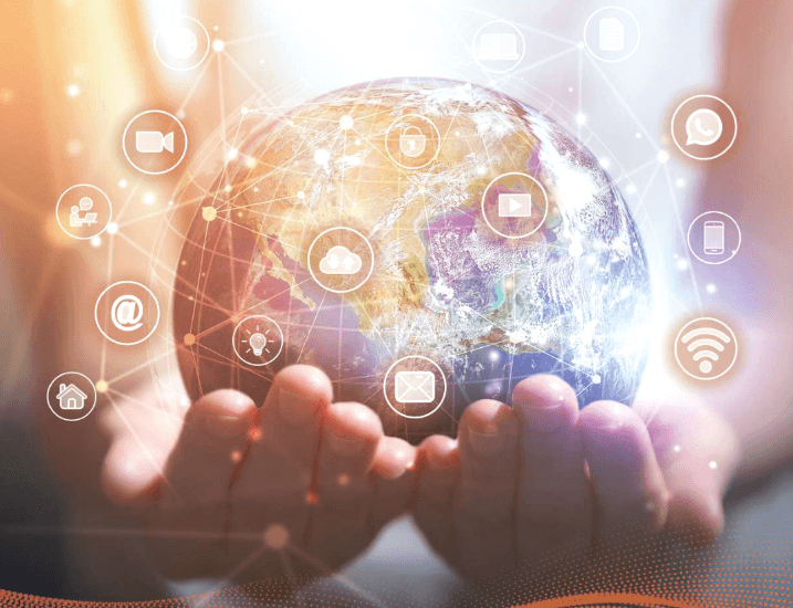 Flyer de innovación, es un planeta tierra entre dos manos y con íconos tecnológicos