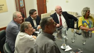 El Rector Daniel Hoyos junto a los Pares Evaluadores