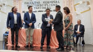 Autoridades entregan un diploma