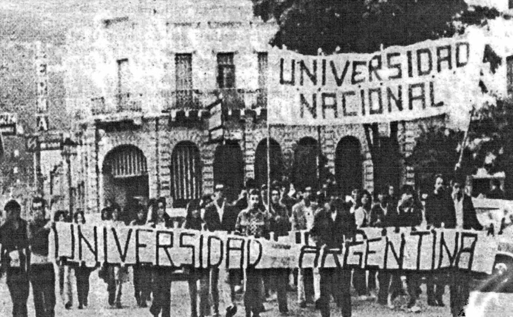 Marcha en Salta pidiendo por la universidad